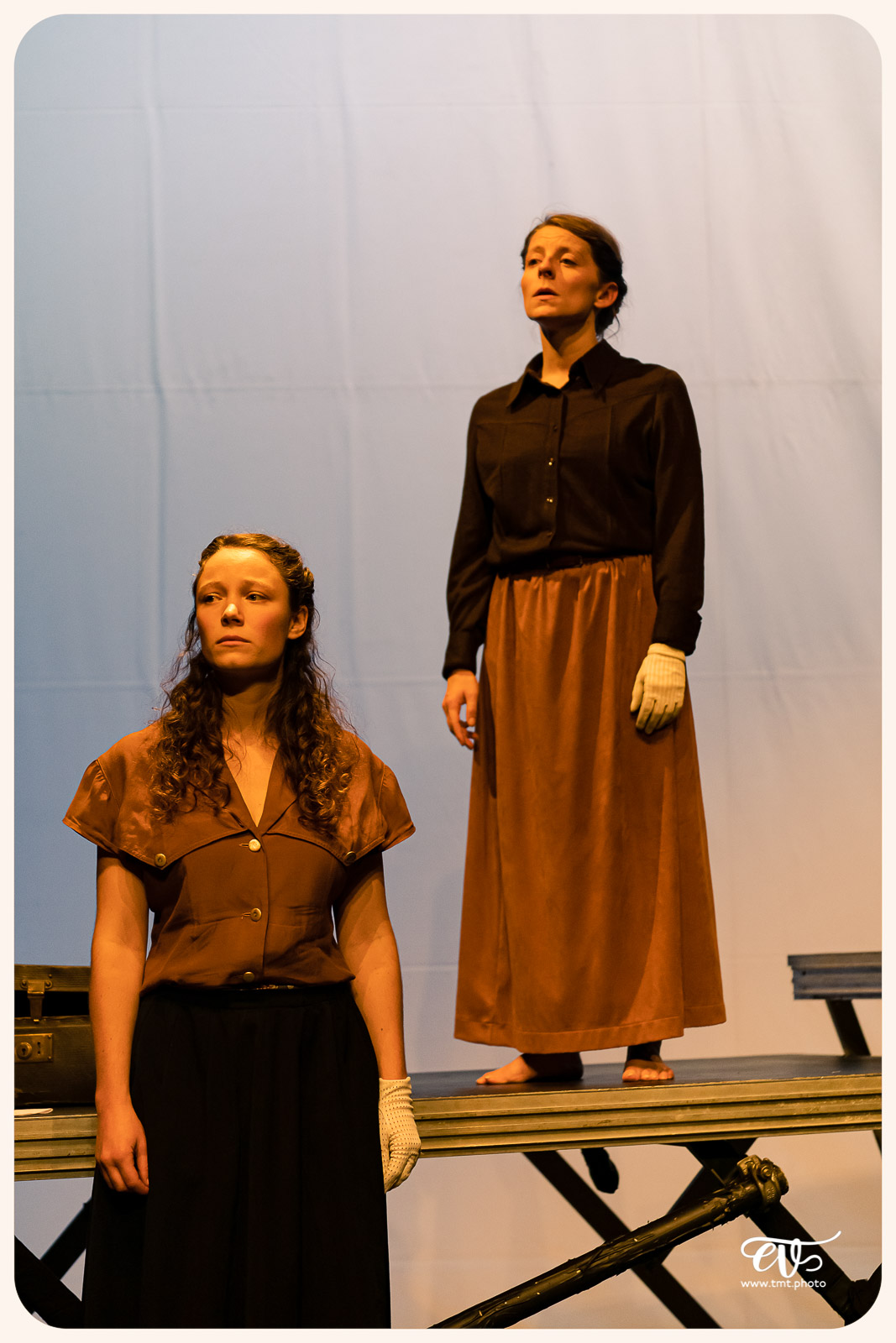 LA MESNIE H. - UN JOUR D'ÉTÉ